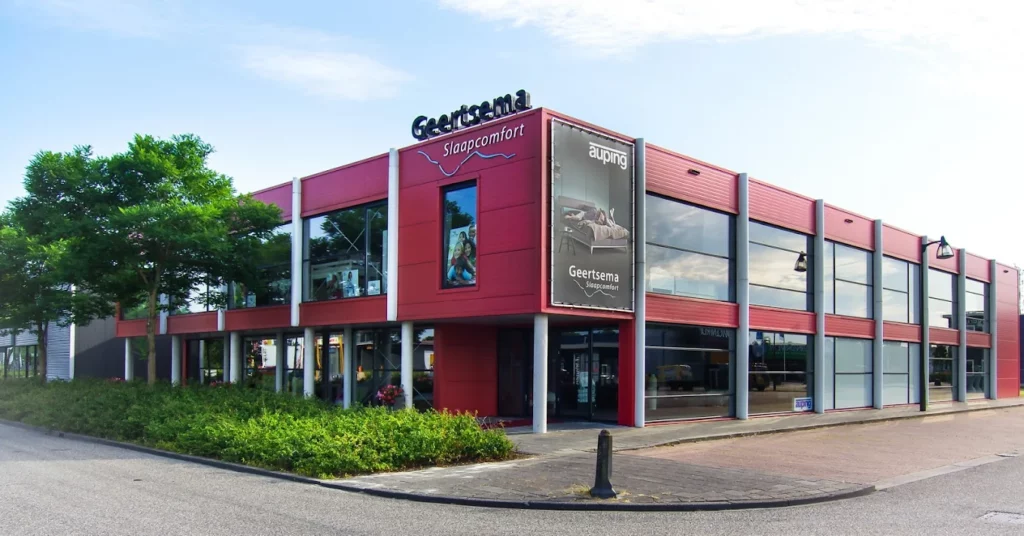 Vooraanzicht van Geertsema Slaapcomfort, de beddenspecialist in Groningen – moderne showroom met Auping bedden