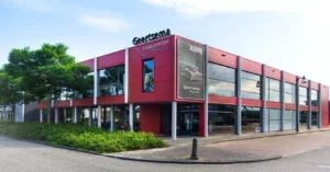 Vooraanzicht van Geertsema Slaapcomfort, de beddenspecialist in Groningen – moderne showroom met Auping bedden