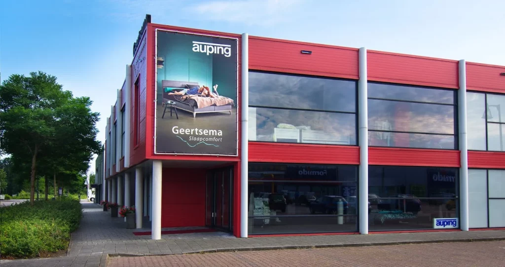 Zijaanzicht van de showroom van beddenspecialisten Geertsema in Groningen
